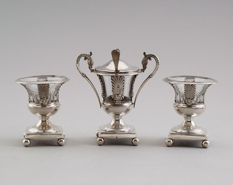 SALTKAR, 1 par samt SENAPSKAR, silver, Vieillard, Frankrike, 1800-talets första hälft.