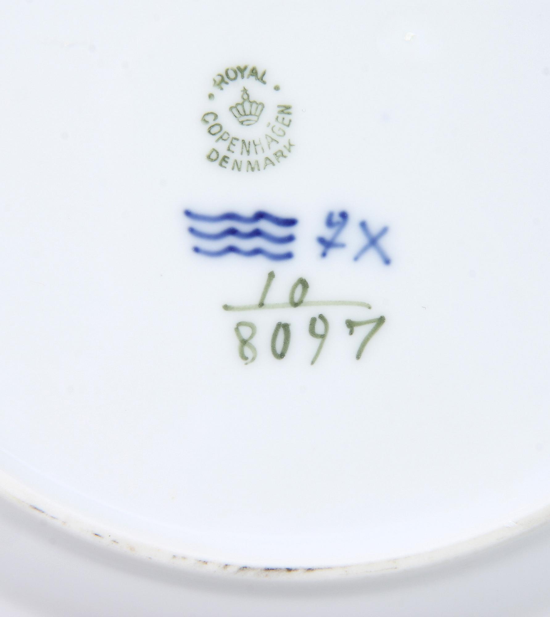 MATSERVISDELAR, 46 st, porslin, "Blå blomst", Kongl Dansk.