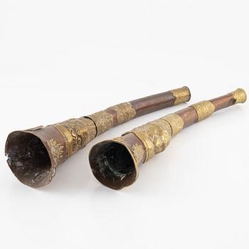 Rituella horn, två stycken, koppar och mässing, Tibet, 1800-tal.