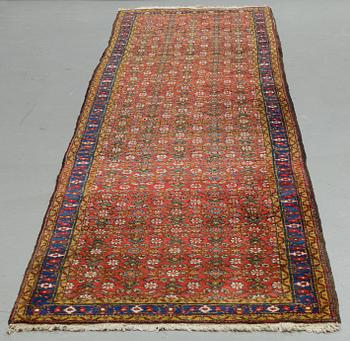A runner, a semi-antique Western Iran/Azerbajdzjan, probably, ca 423 x 99 cm.