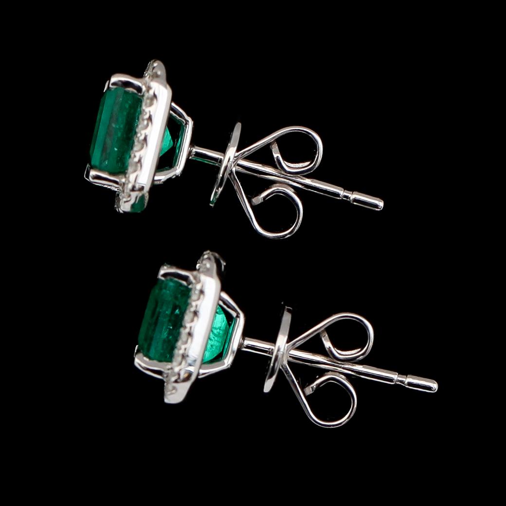 ÖRHÄNGEN, 1 par, 18 k vitguld, briljantslipade diamanter tot 0.21 ct, smaragder tot 1.74 ct. Total vikt ca 3,0 g.