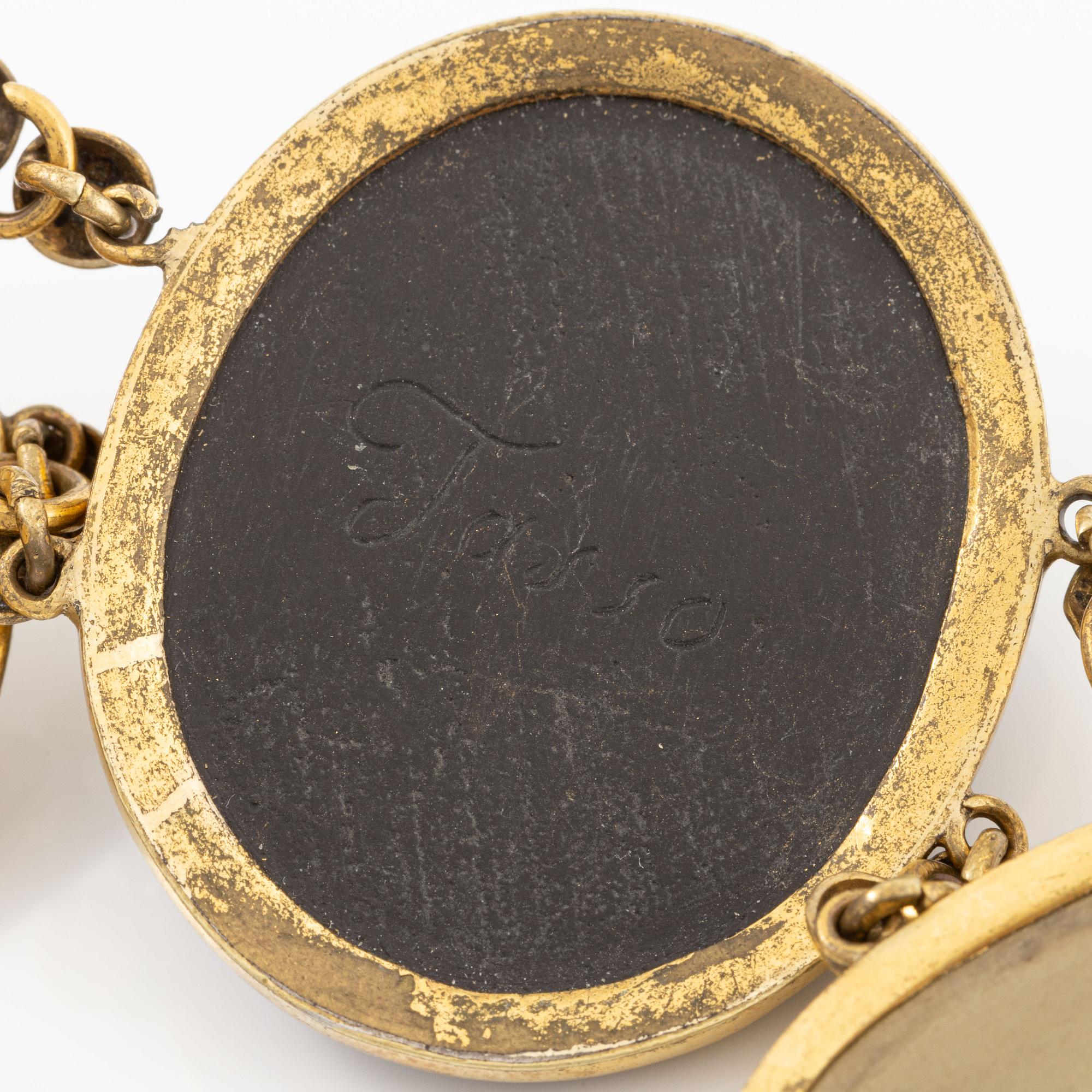Bracelet, gilded metal with carved lava cameos, 19th/20th century.