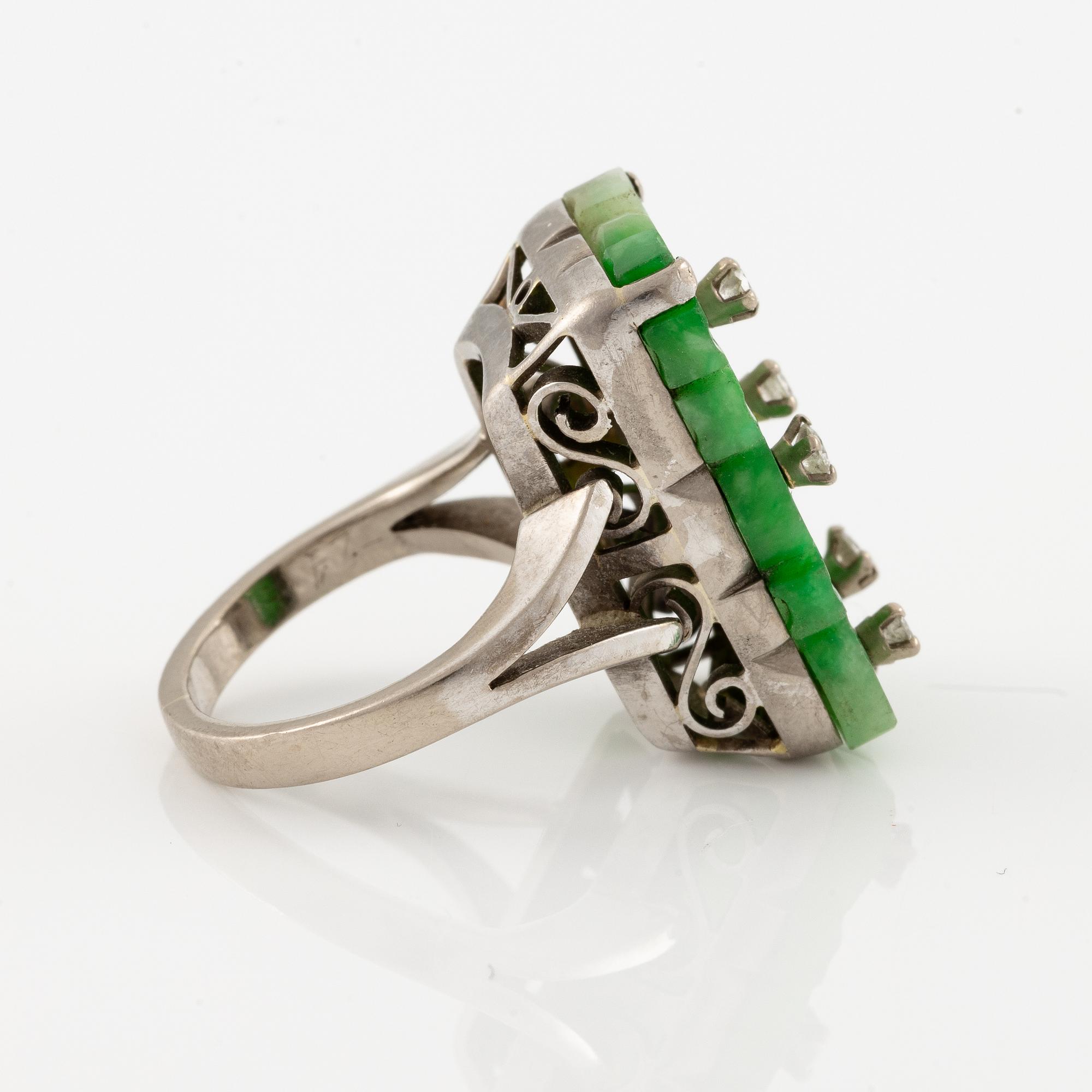Ring, 18K white gold with a carved green stone and brilliant-cut diamonds.