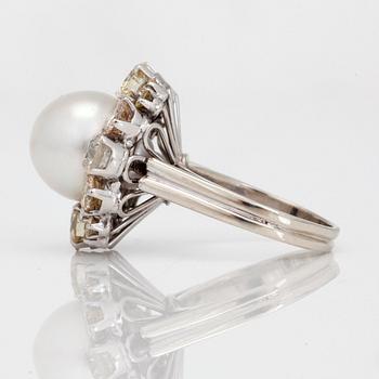 RING med troligen äkta saltvattenpärla samt olikfärgade briljantslipade diamanter totalt ca 2.80ct.