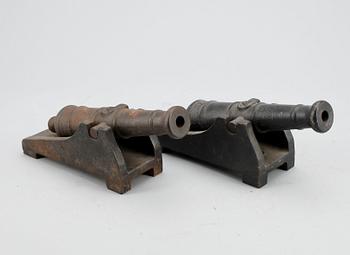 MODELLKANONER, ett par, gjutjärn, Hällefors, 1900-tal.