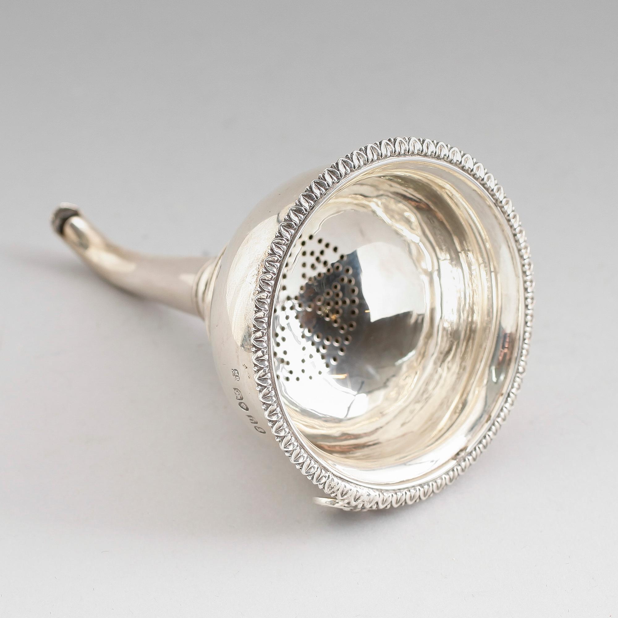 VINSIL, silver, London 1828. Vikt ca 93 gram.
