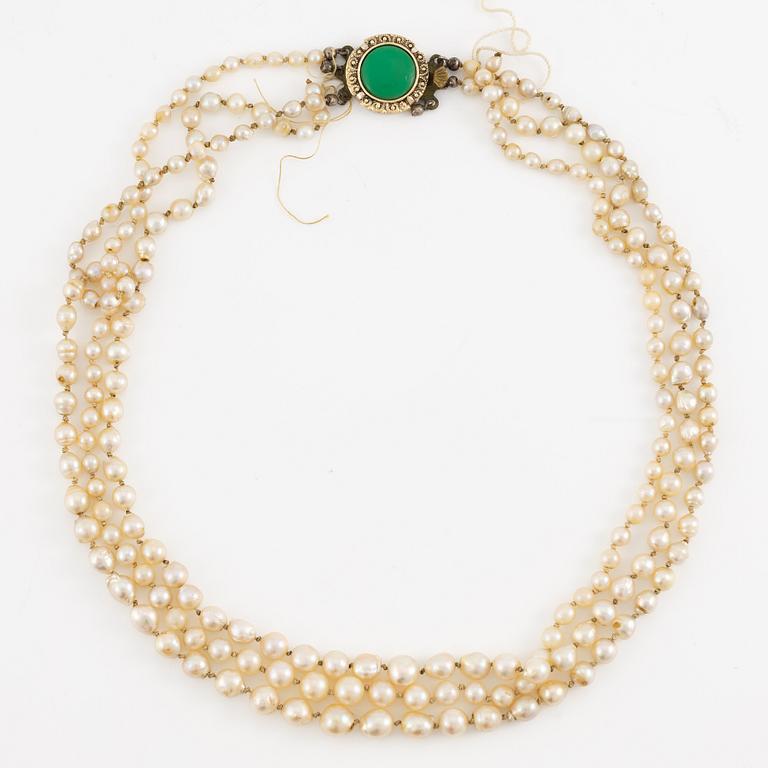 Pearl necklace, three strands with a clasp in white metal with a green stone.