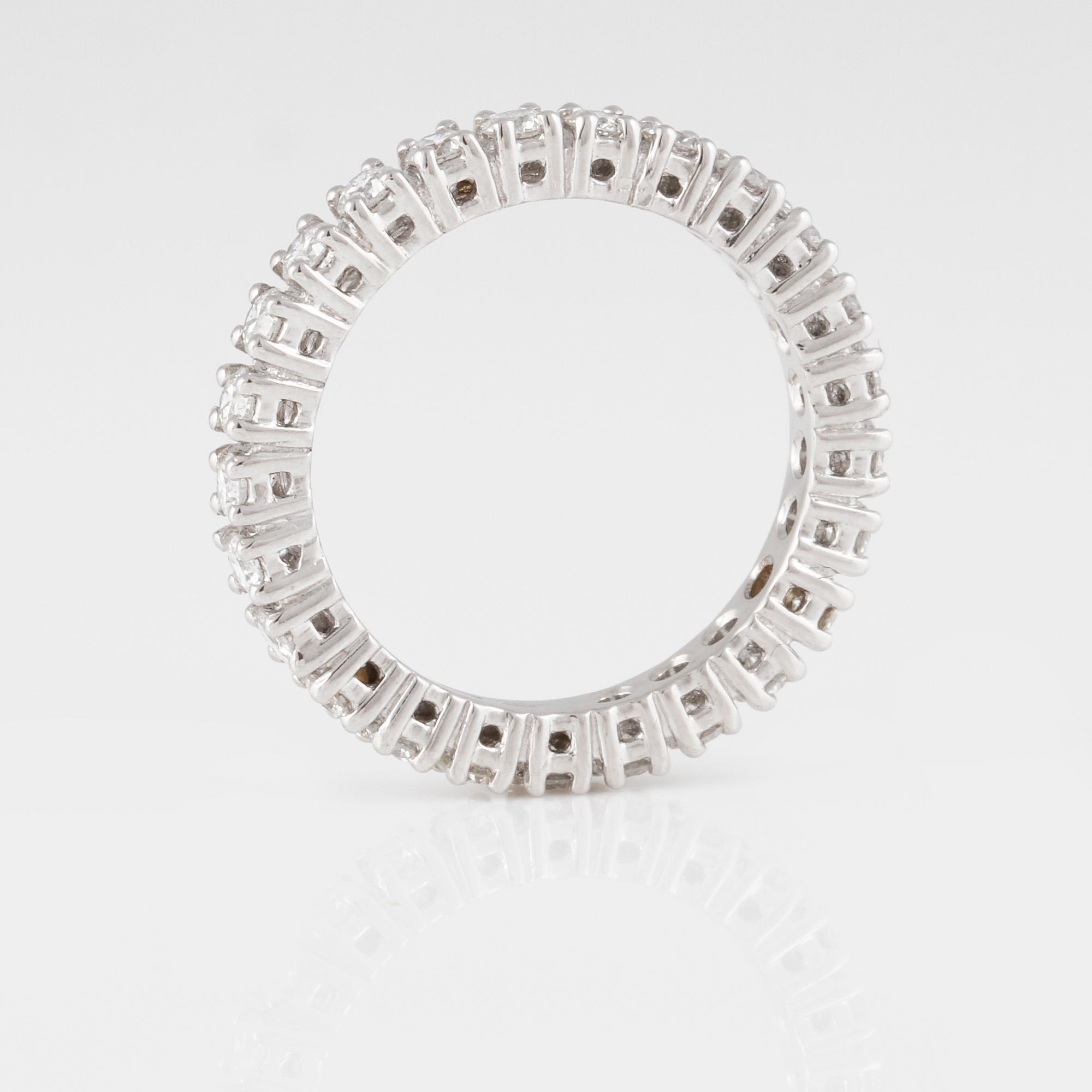 RING, 18K vitguld med briljantslipade diamanter ca 1.10 ct. Vikt 3,6 gram.