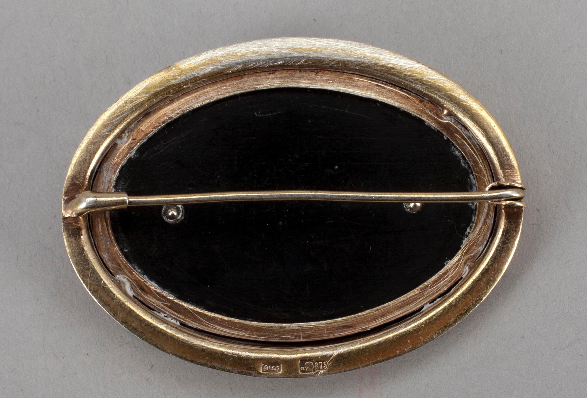 BROSCH, förgylld silver, onyx, glasspärla. Sovjetiska stämplar 1927-1954. Vikt 9,6 g.