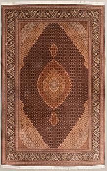 Carpet Tabriz, part silk, approx. 310x200 cm.