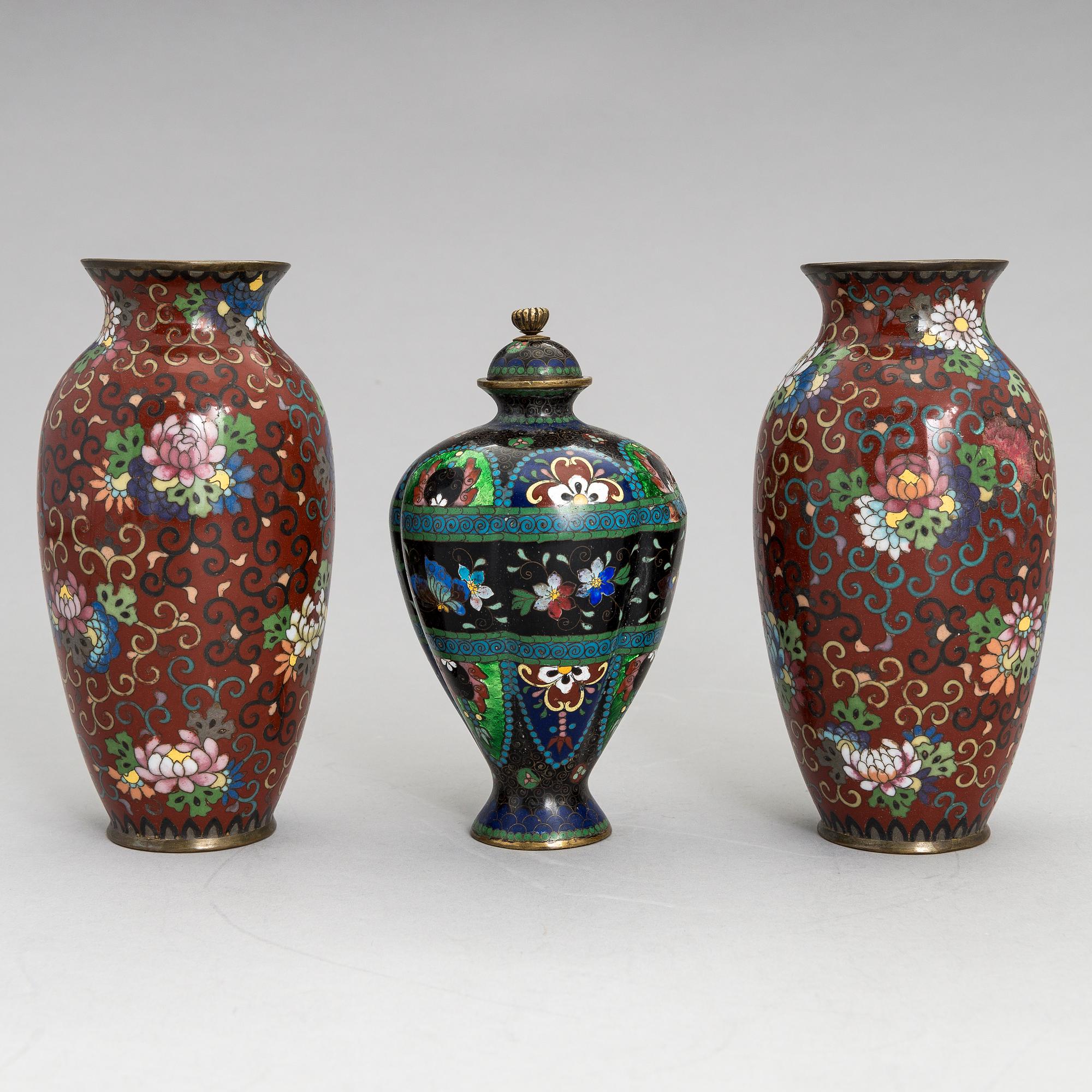 URNA och VASER, 2 st, cloissoné, Japan, tidigt 1900-tal.