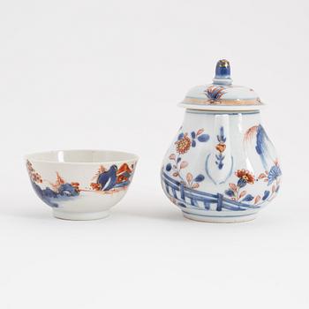 An imari teapot with cover and an imari cup, Qing dynasty, Kangxi (1662-1722) and Qiangling (1736-95).