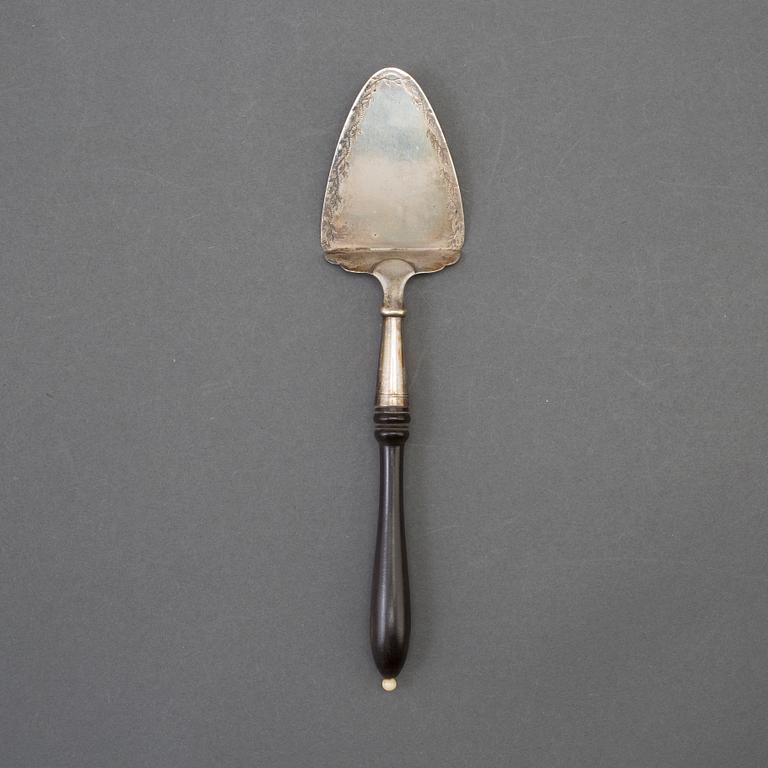 A FRENCH SILVER CAKE SERVER, fitted case, 19th century.