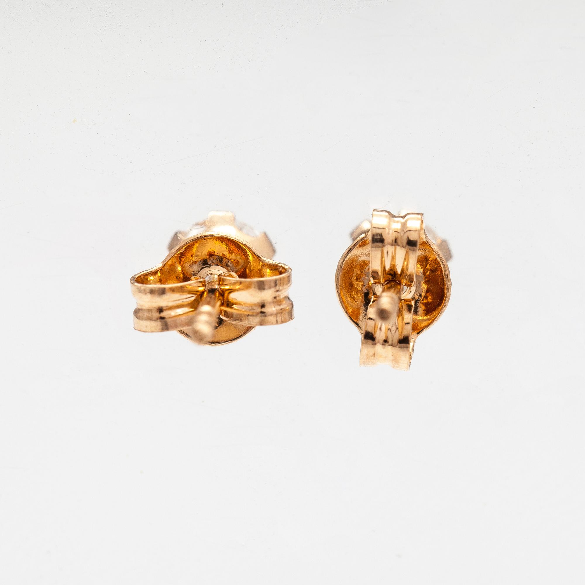 A pair of 14K gold earrings with diamonds ca. 0.34 ct in total.
