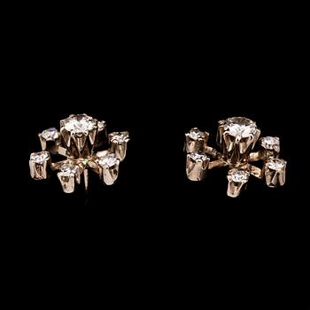 ÖRHÄNGEN, 18k vitguld med  2 briljantslipade diamanter och 12 åttkantslipade diamanter, tot ca 0.8 ct. Vikt 2 g.