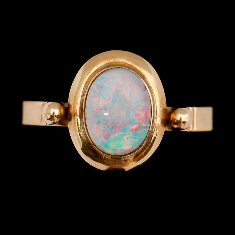 RINGAR, 2 st, 14 k guld, med granat samt opal. Tot vikt ca 7 g.