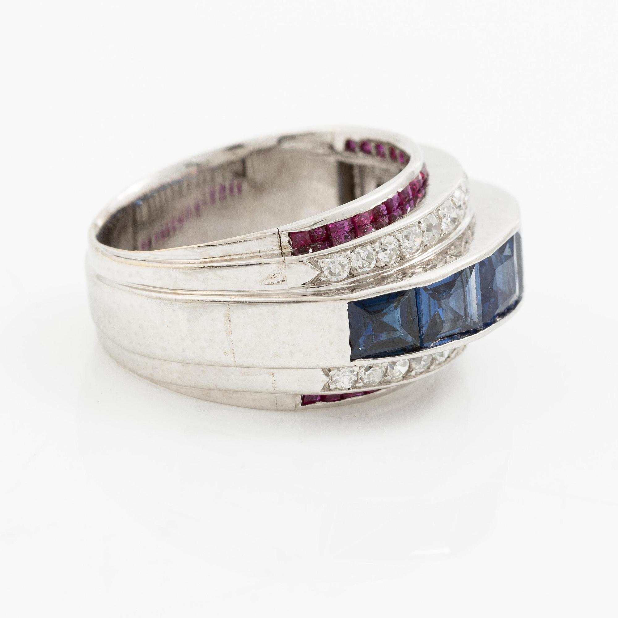 W.A. Bolin ring 18K vitguld med gammal- och åttkantslipade diamanter samt fasettslipade safirer och rubiner.