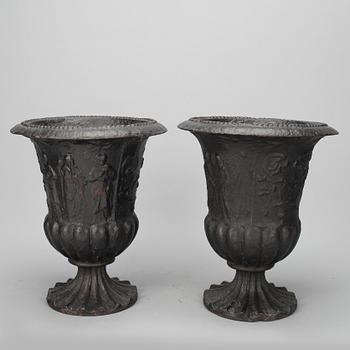 TRÄDGÅRDSURNOR, ett par, gjutjärn, märkta S:B. Empire, 1800-talets första hälft.