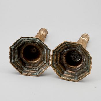 LJUSSTAKAR, ett par, mässing, senbarock, 1700-tal.