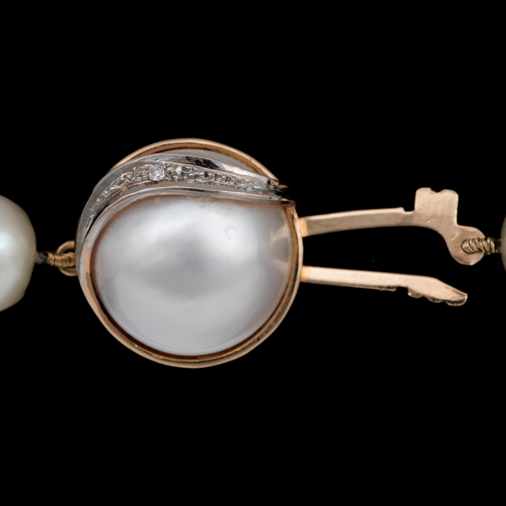 COLLIER, odlade delvis barocka sötvattenspärlor, lås i 18k guld med mabepärla och liten diamant. 1900-talets andra hälft.