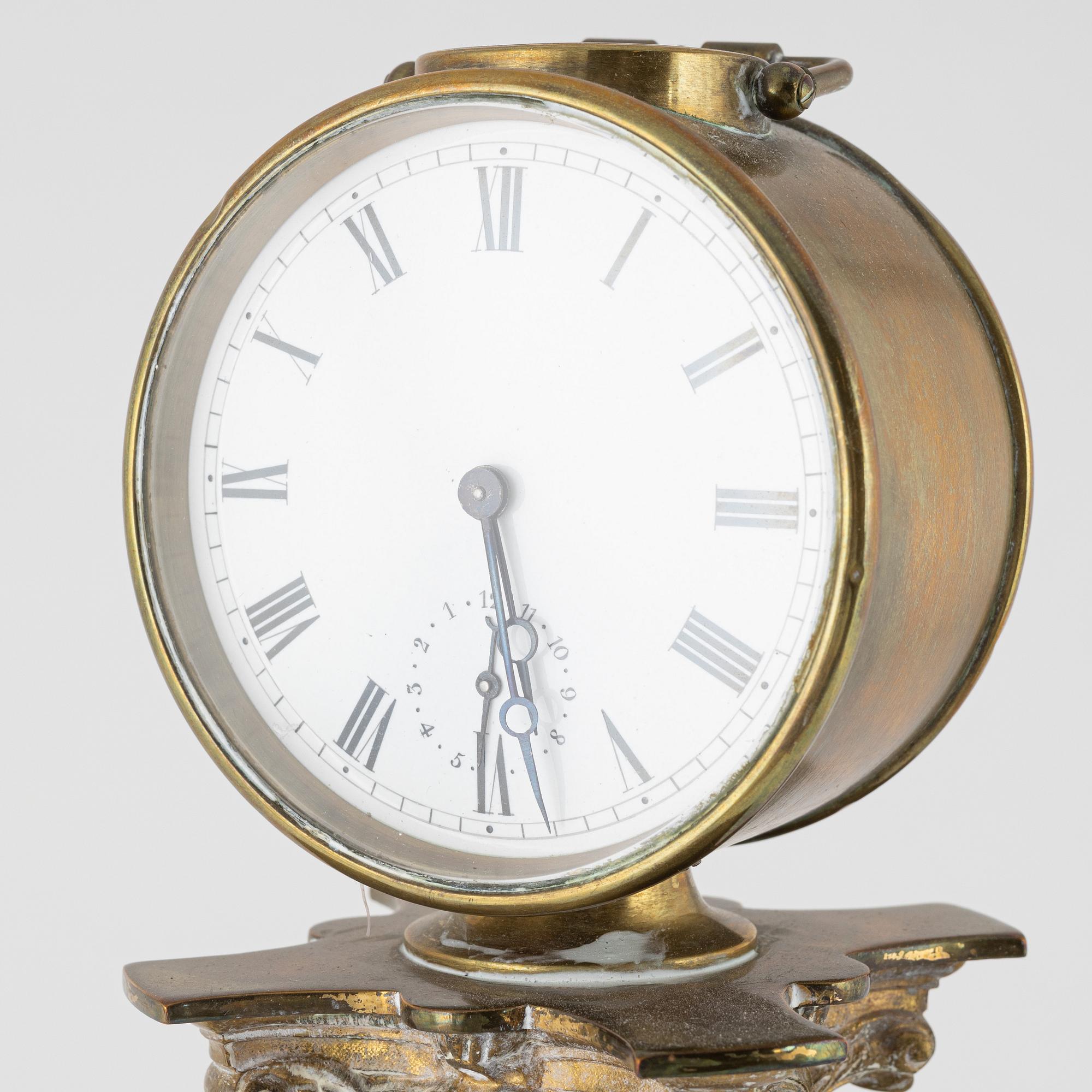 A table clock with a thermometer, around the year 1900.