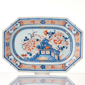 A set of 3 imari serving dishes, Qing dynasty, 18th Century.