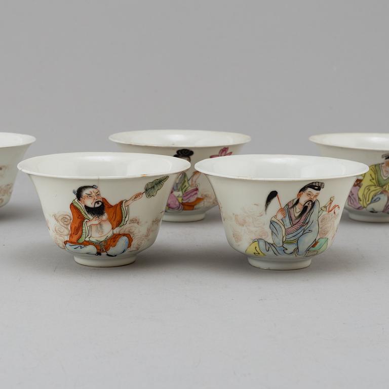 SIX CHINESE PORCELAIN BOWLS. 19th/20th century.