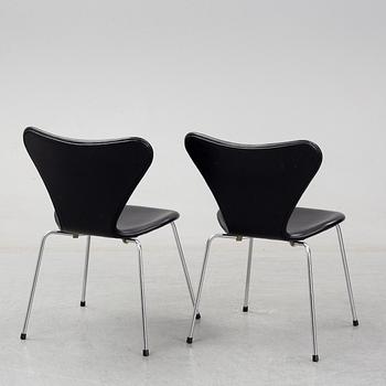 ARNE JACOBSEN, stolar, 3 st, "Sjuan", Fritz Hansen, Danmark.