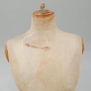 A mannequin from the first half of the 20th century.