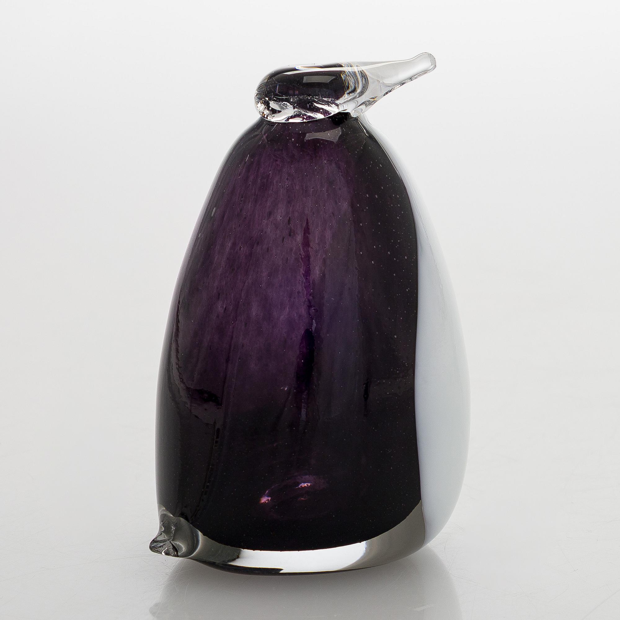 Oiva Toikka, a 'Penguin' glass bird, signed O. Toikka Nuutajärvi.