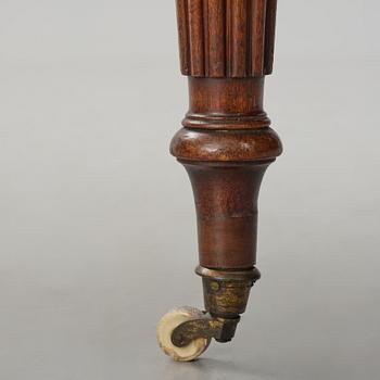 A Regency mahogany dining table, first part 19th century.