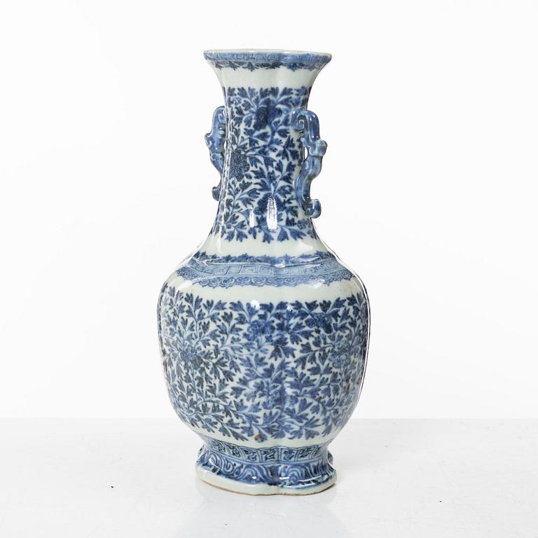 A Chinese blue and white porcelain vase, Qing dynasty, 18th century.