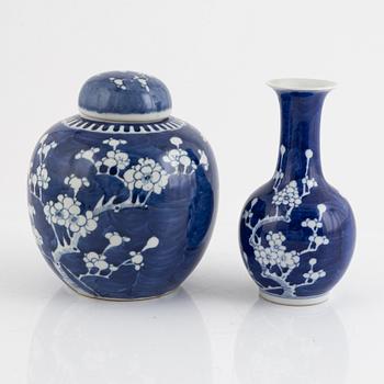 Five blue and white porcelain ginger jars and a vase, China, 19th/20th century.