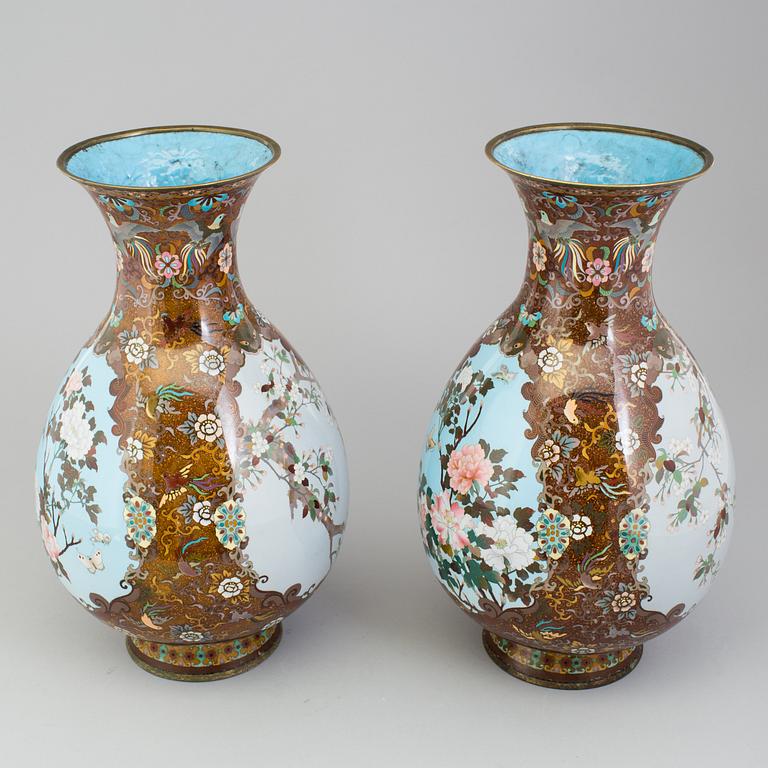 VASER, ett par, cloisonné. Japan, Meiji (1868-1912).