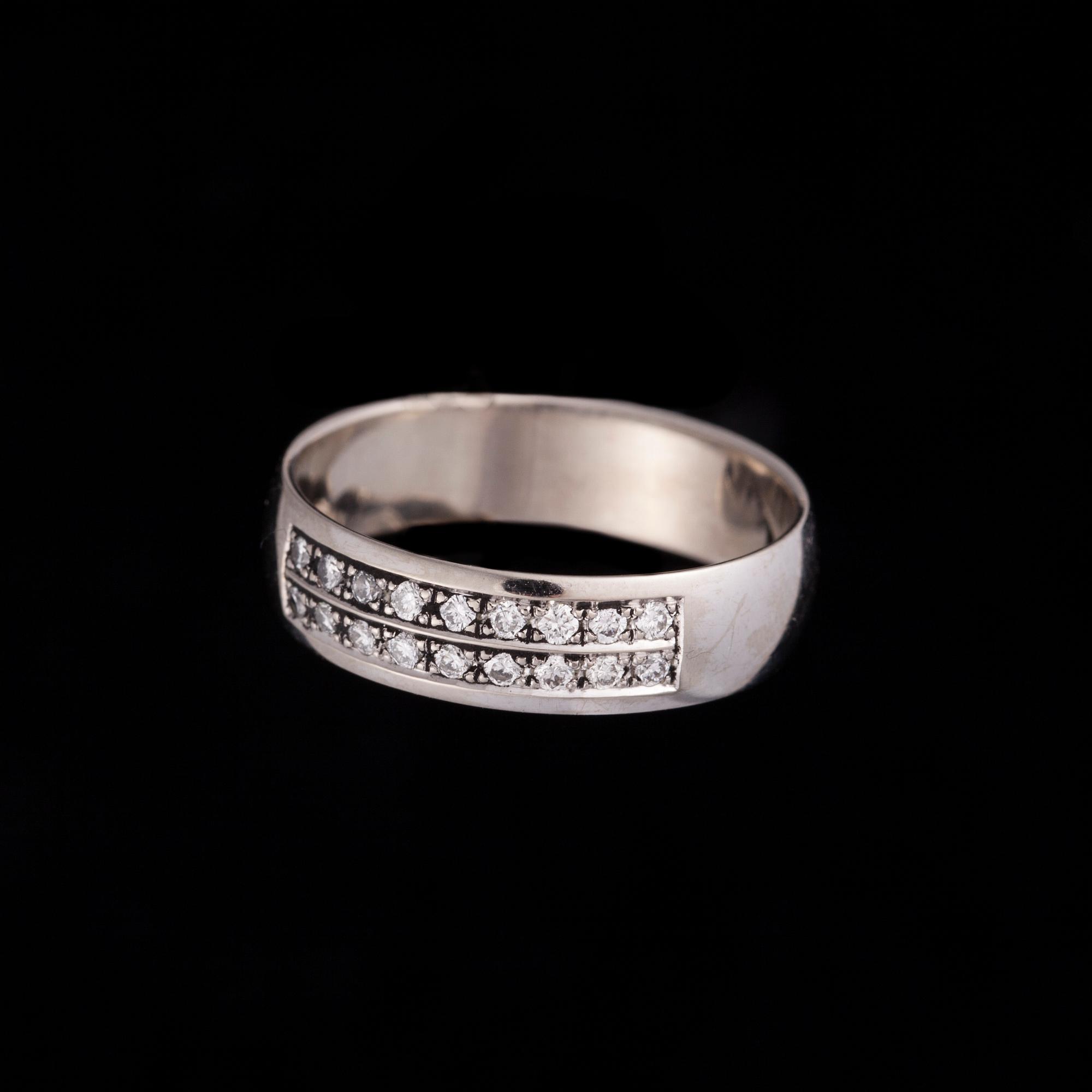 RING, 14K vitguld, briljantslipade diamanter. Vikt ca 2,8 g.