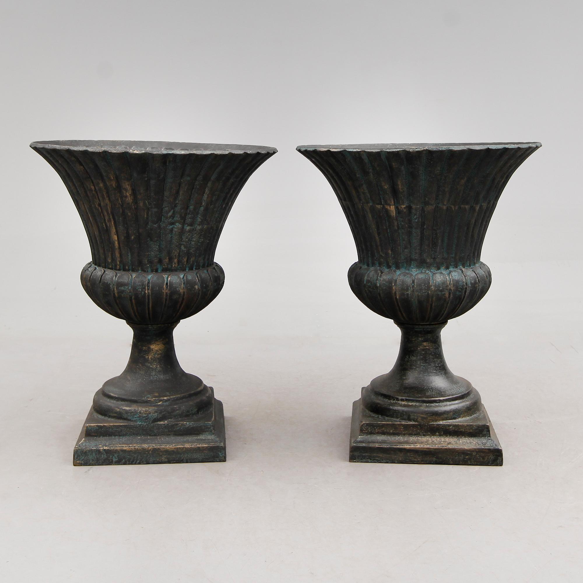 TRÄDGÅRDSURNOR, 1 par, gjutjärn, modern tillverkning.