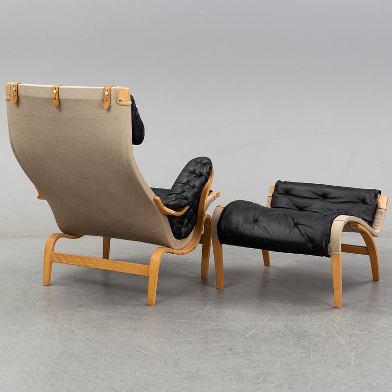 Bruno Mathsson, fåtölj med fotpall "Pernilla" för DUX 1900-talets senare del.