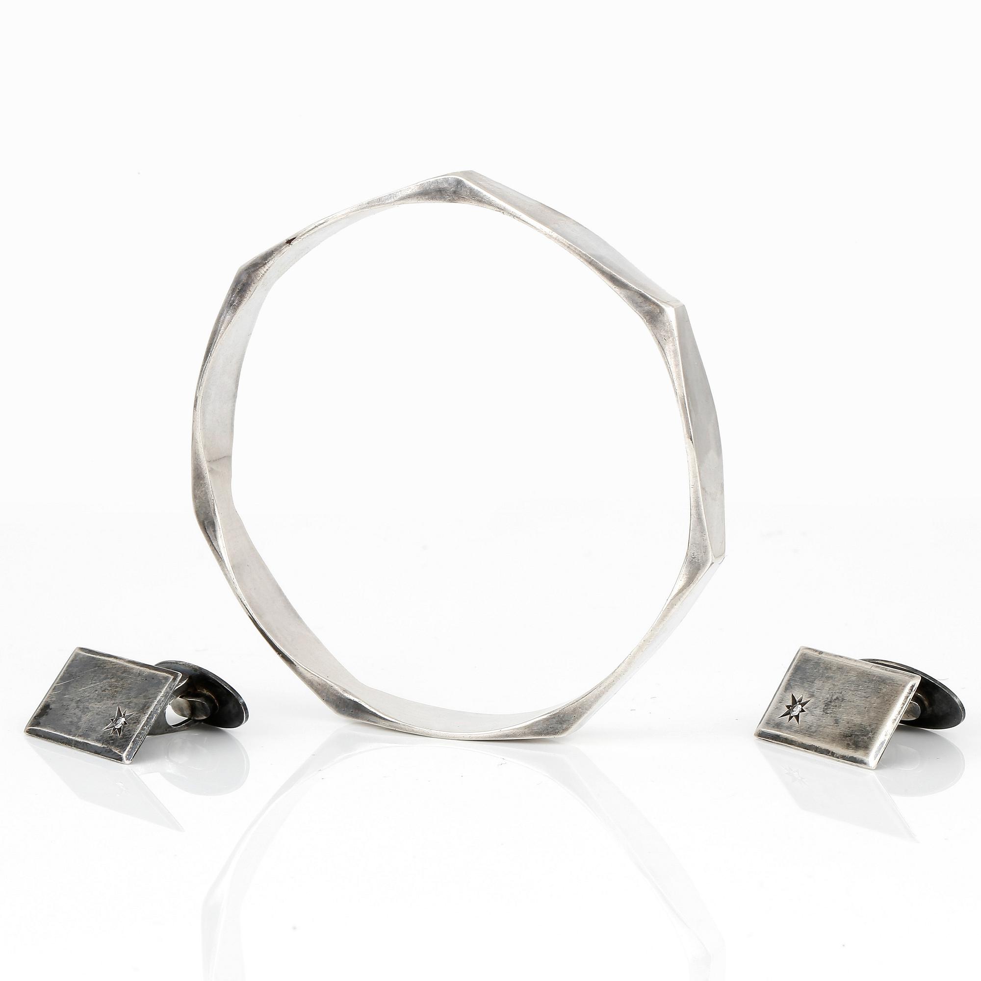 ARMRING samt MANSCHETTKNAPPAR, ett par, silver med vita pastestenar.