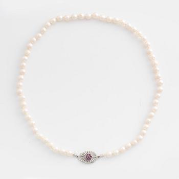 Pearl necklace, with cultured saltwater pearls, clasp in 18K white gold with pink sapphires.