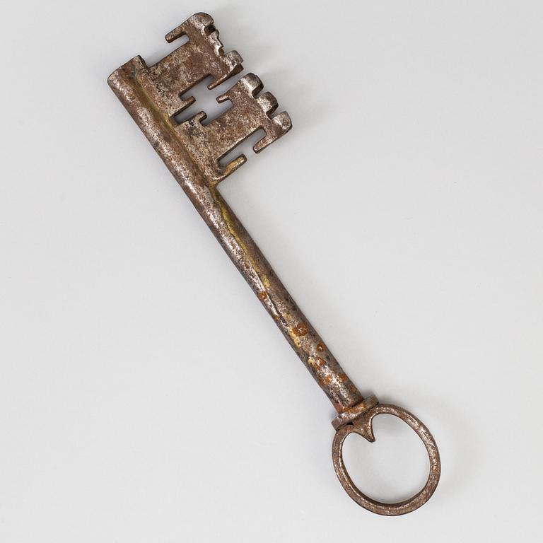 A metal key 17/18th century.