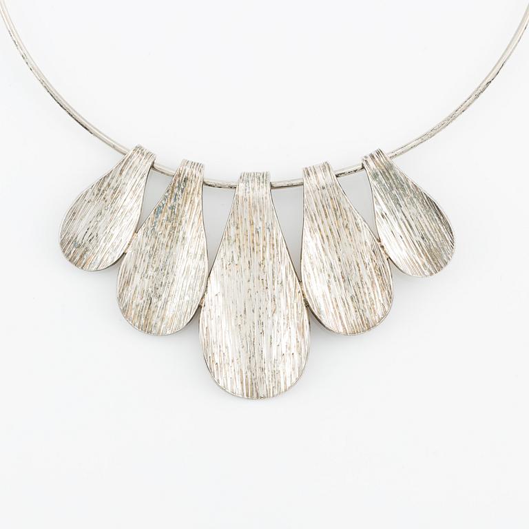 Necklace with leaf-shaped pendant, silver.