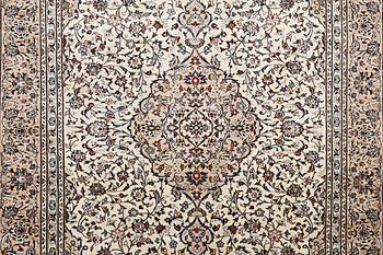 A carpet, Kashan, ca 353 x 243 cm.