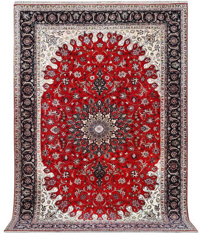 A Tabriz carpet, part silk, c. 315 x 208 cm.