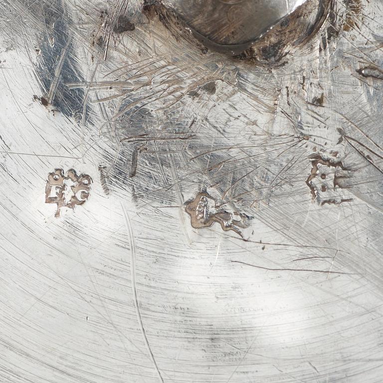 A French 18th century silver serving-dish, makers mark of Francois Corbie (Paris 1783).