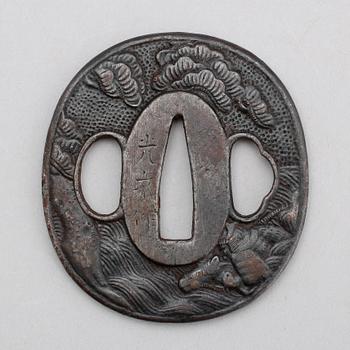 TSUBA, järn, signerad Mitsunaga, 1800-/1900-tal.