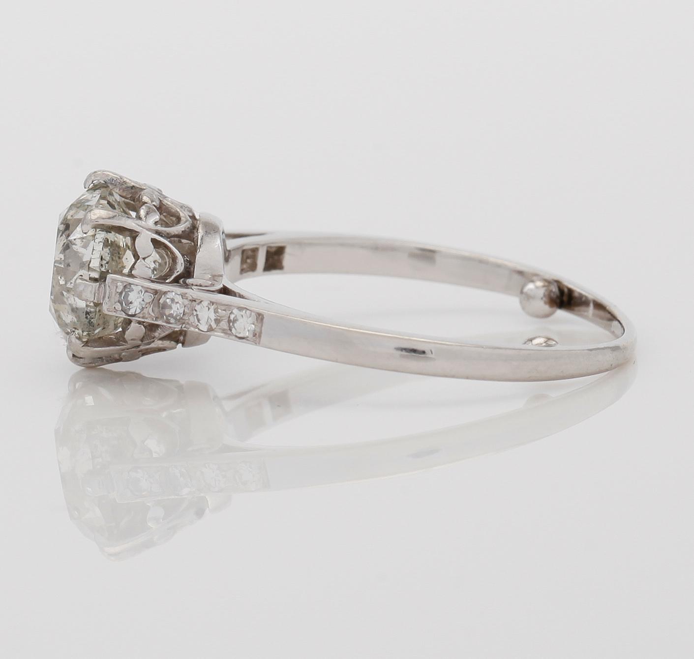 RING, 18K vitguld och solitär briljantslipad diamant ca 2.04 ct, samt mindre diamanter tot ca 0.06 ct.