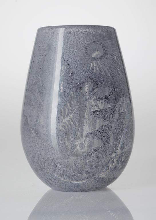 A Nils Landberg glass vase, Orrefors 1944.