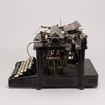 A typewriter Remington.