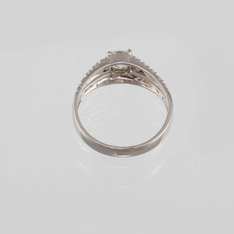 RING, 18K vitguld med briljantslipad diamant ca 0.70 ct samt 20 åttkantslipade diamanter. Vikt 3,7 gram.