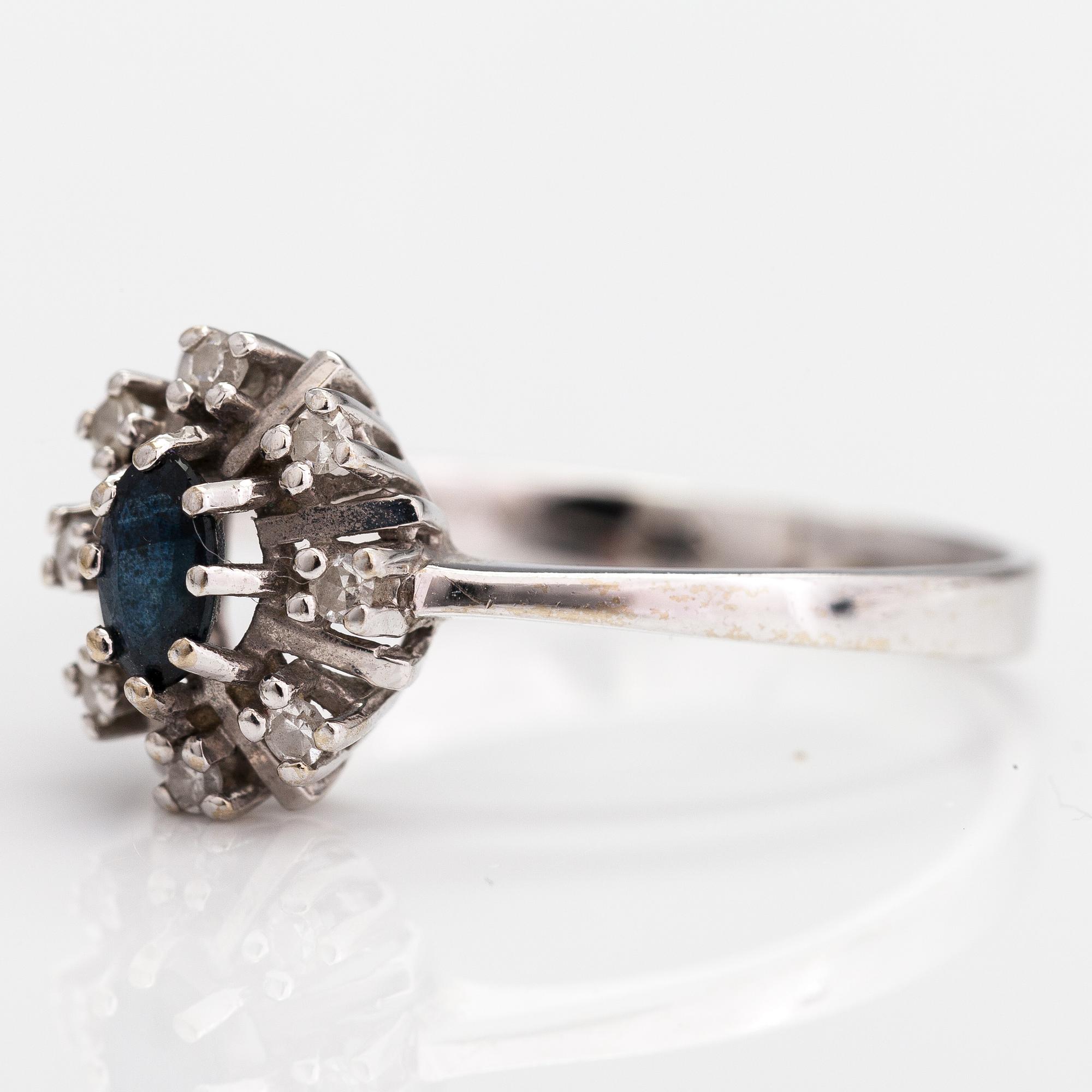 A 14K white gold ring with a sapphire and diamonds ca. 0.08 ct in total. Import marked Mauri Hyvärinen, 1986.